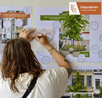 Infobord met dame die post-it invult