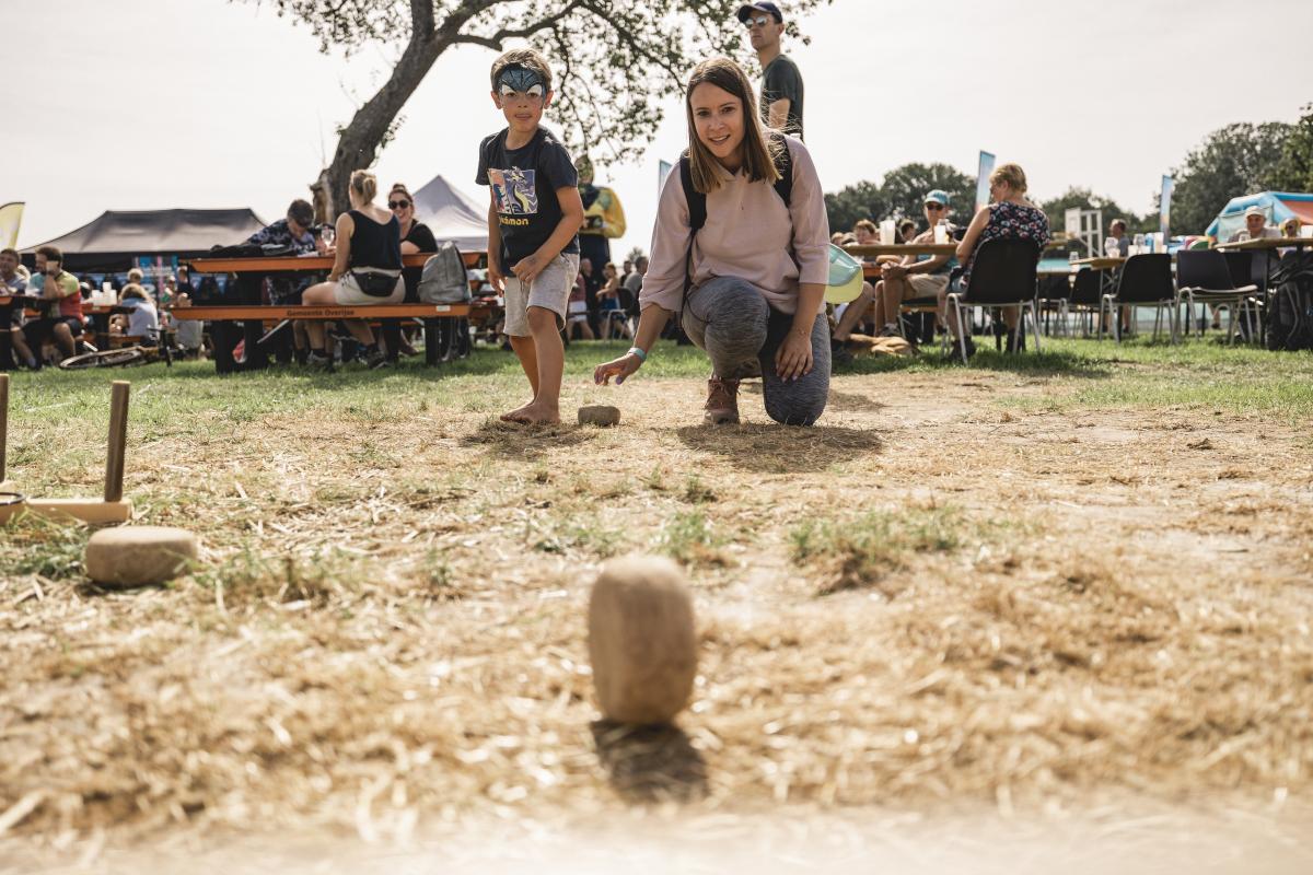 spelend kindje met vrouw