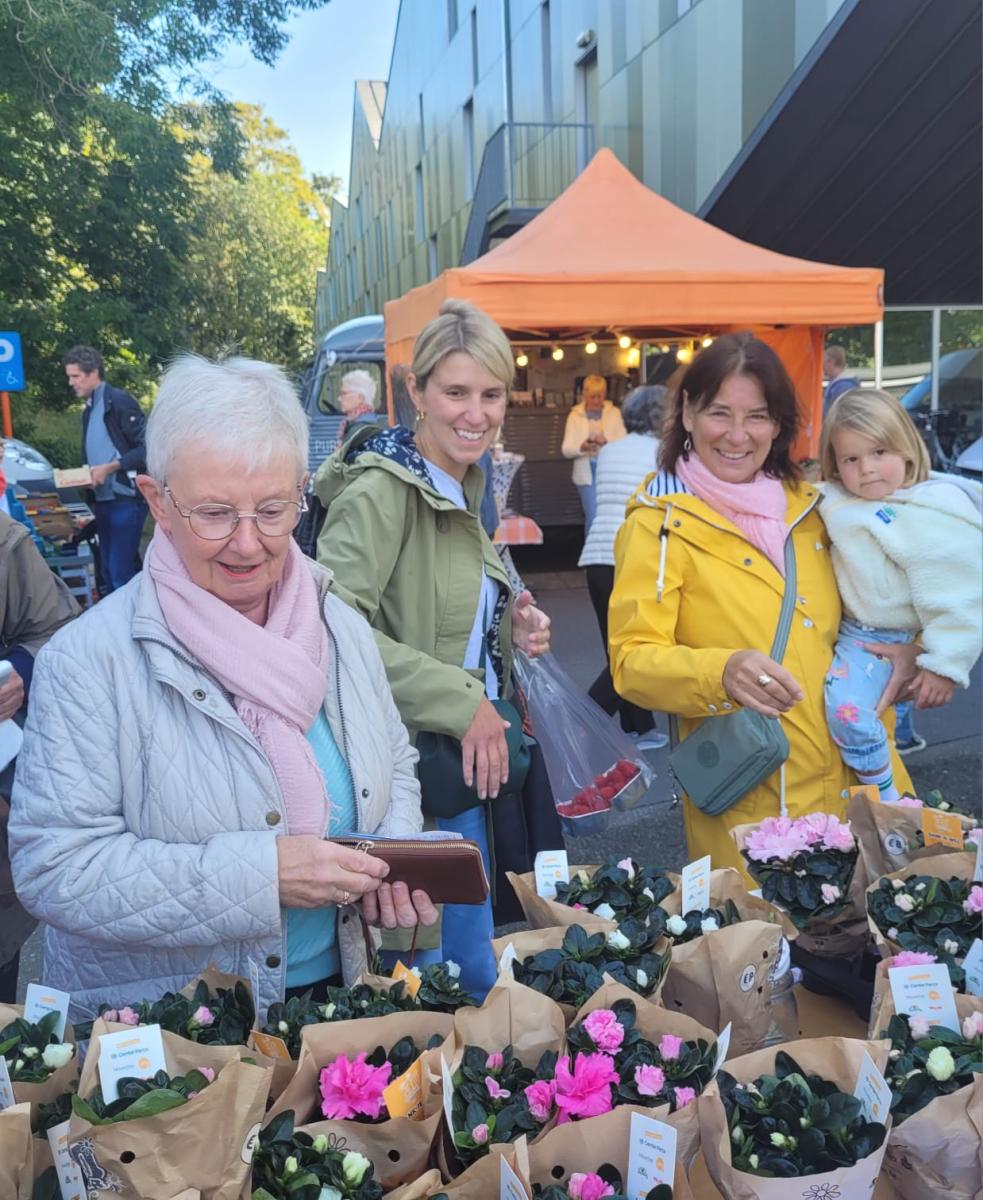 dames kiezen een plantje uit