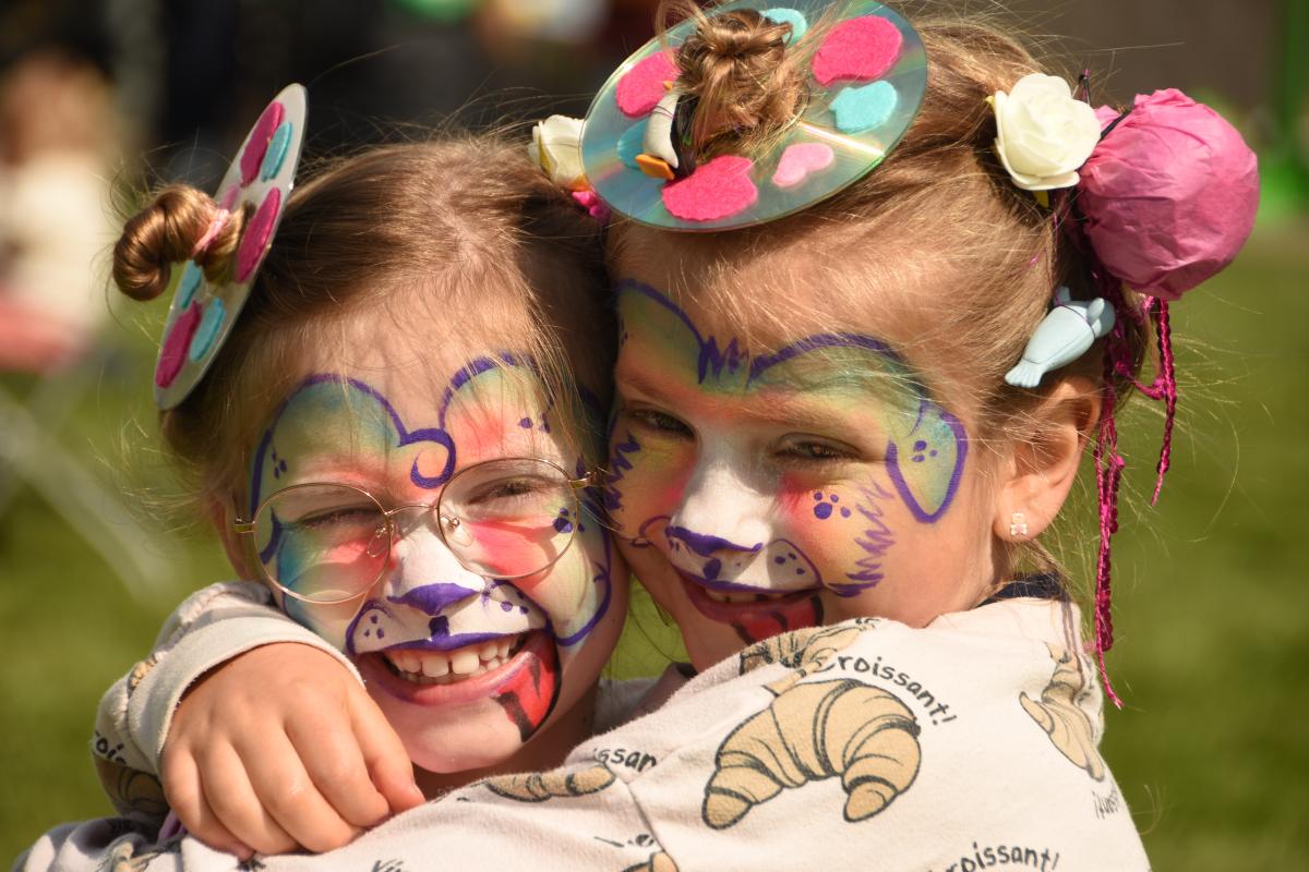 kindjes met grime knuffelen elkaar