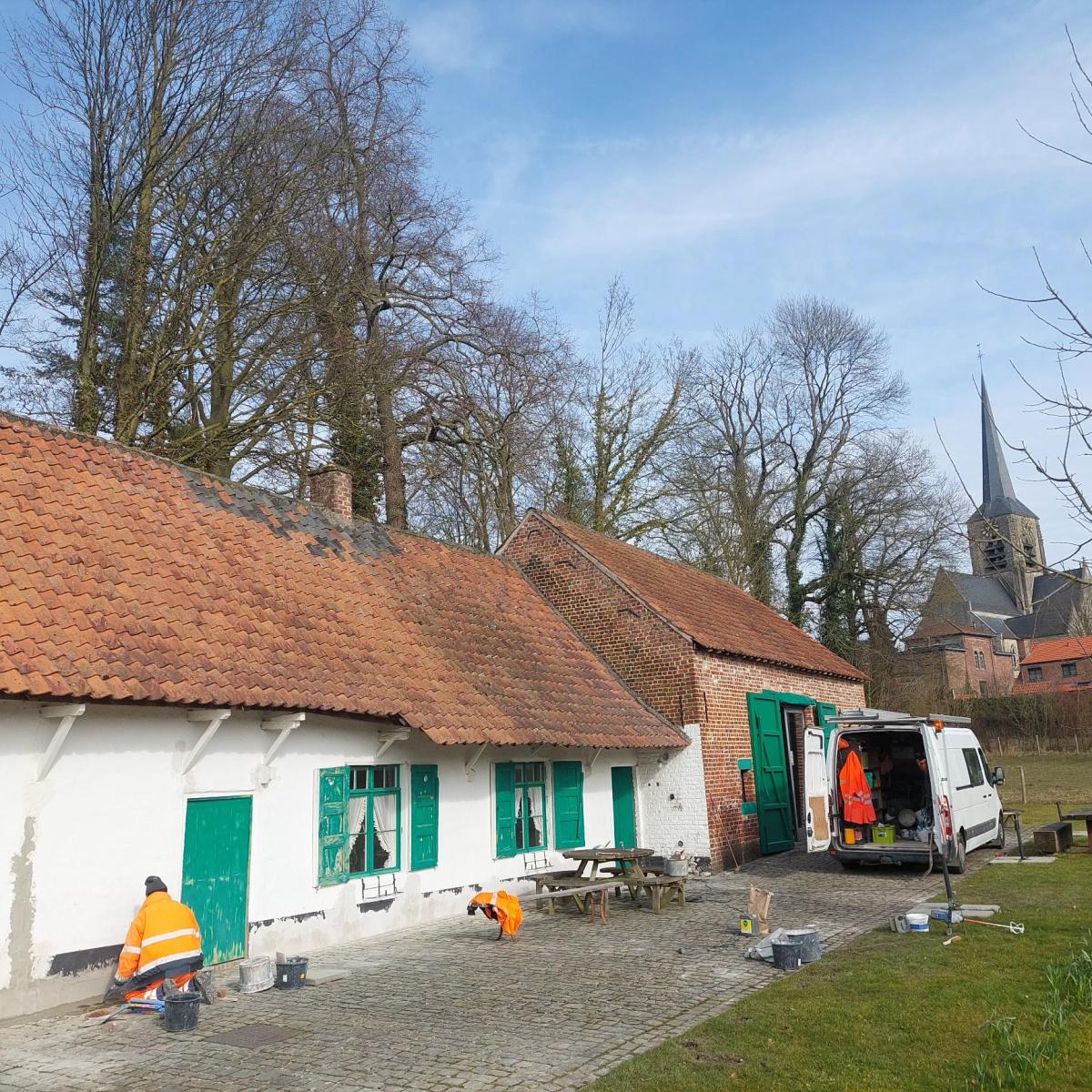 mensen aan het werk aan Huisje Mostinckx