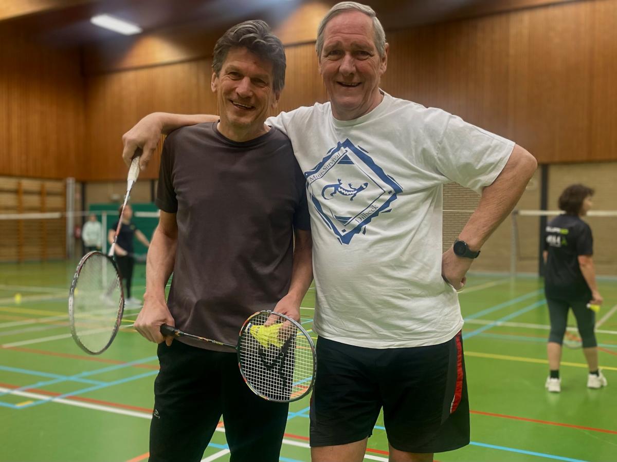 twee vrienden met badmintonrackets