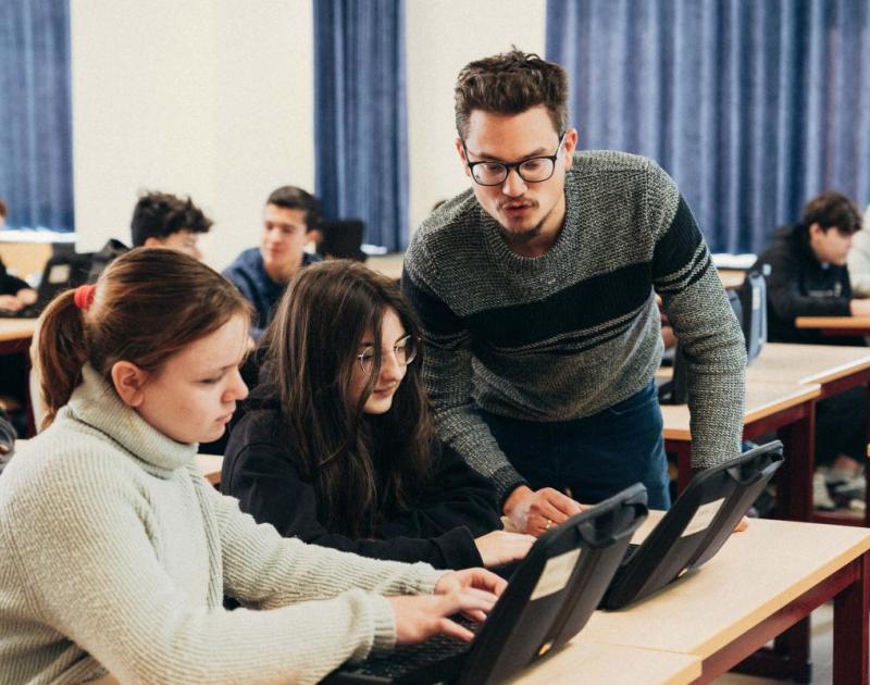 Leerkracht met studenten
