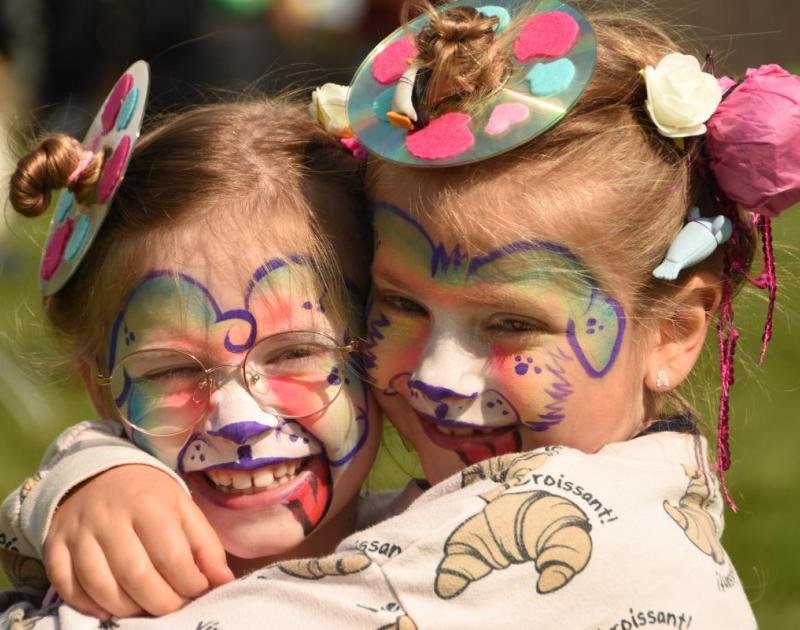 kindjes met grime knuffelen elkaar