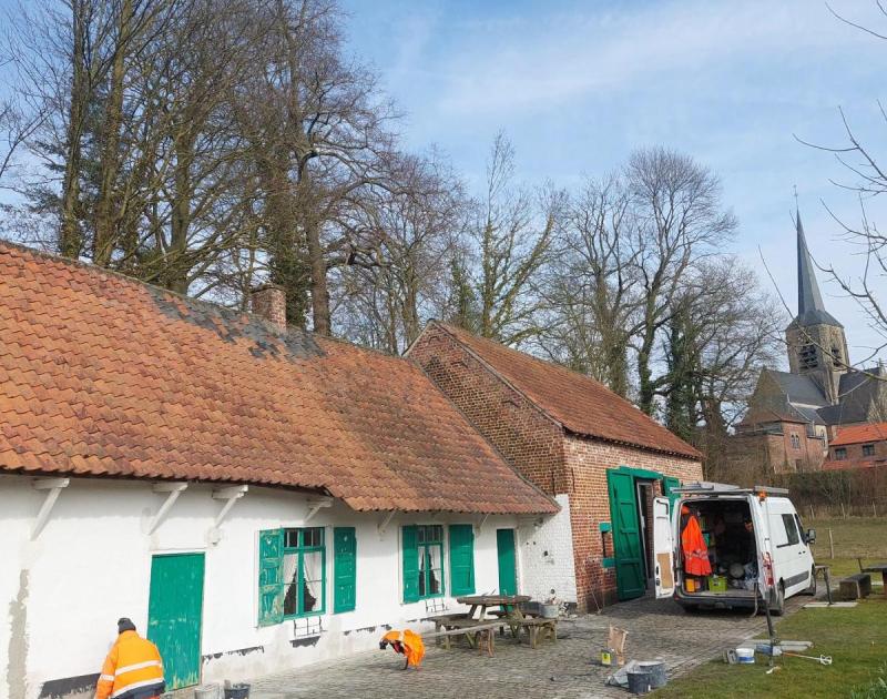 mensen aan het werk aan Huisje Mostinckx