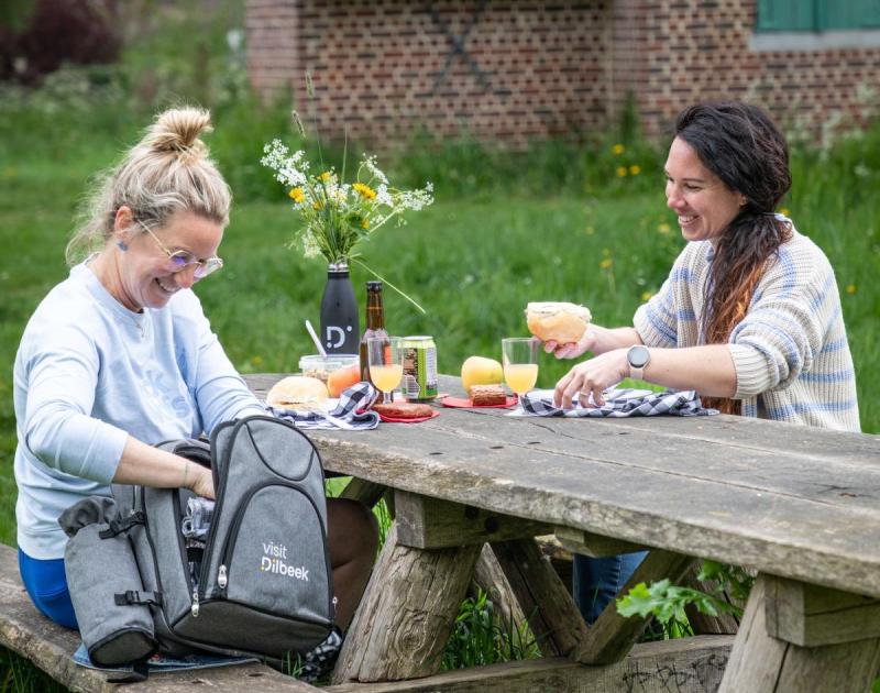 twee dames aan een picknickbank
