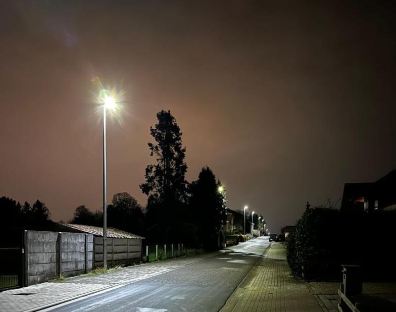 donkere straat met verlichting aan