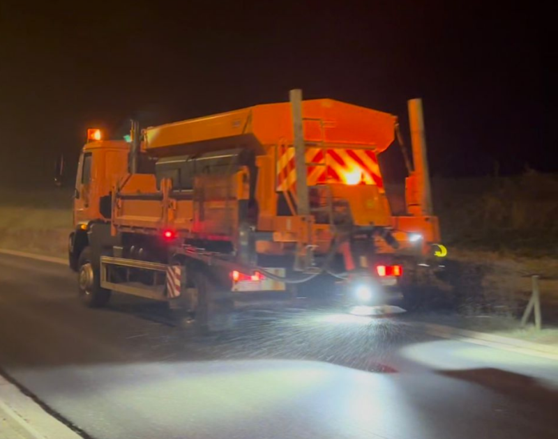 strooiwagen in het donker