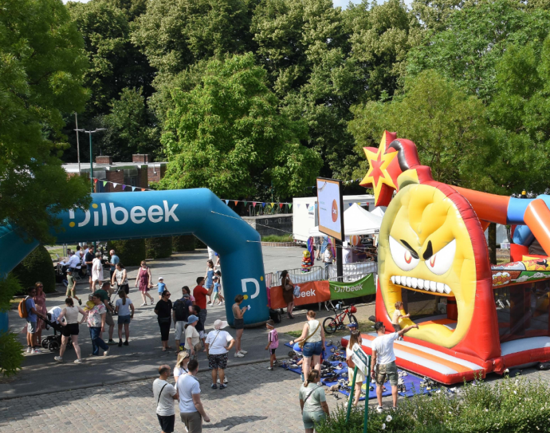 sfeerbeeld Dag van de Dilbekenaar met springkasteel