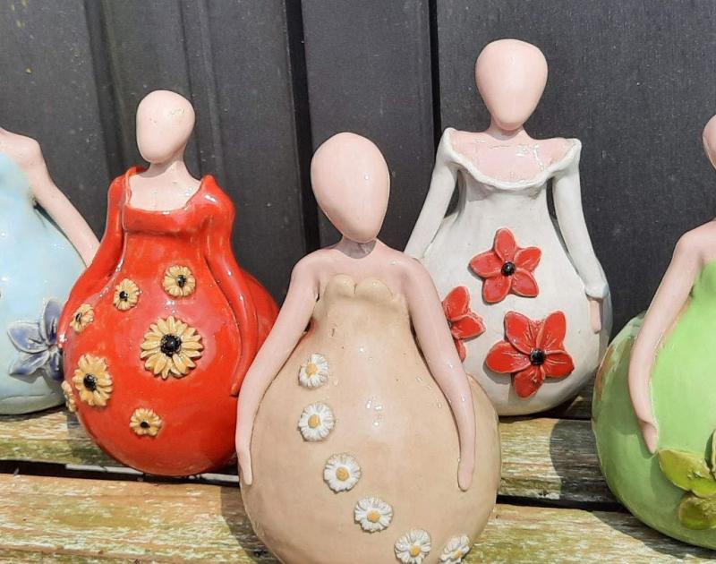 Bolle dames in keramiek © Farah Agneessens