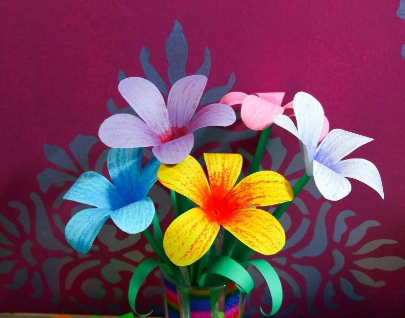 Huis van het Kind Dilbeek- Spel en ontmoeting - Strandbloemen maken © Tamanna Rumee