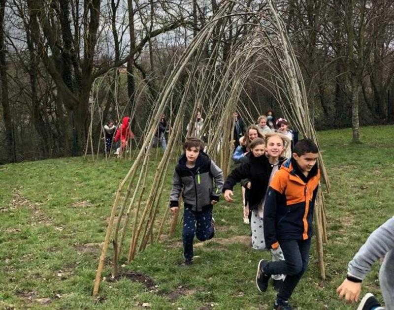Een nieuwe wilgenhut op onze school