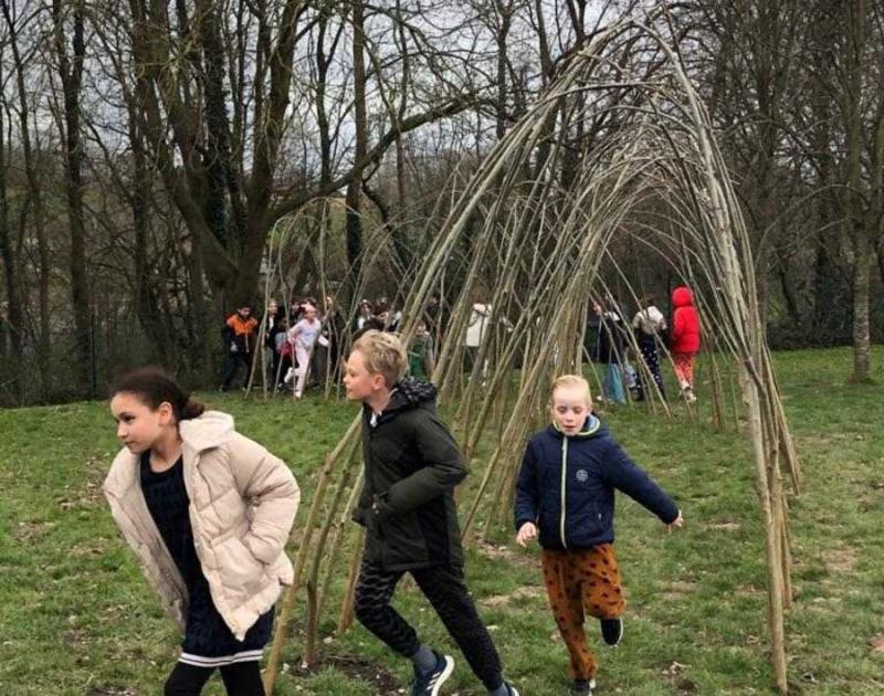 Een nieuwe wilgenhut op onze school