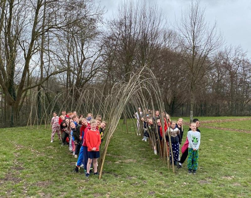 Een nieuwe wilgenhut op onze school