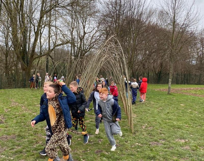 Een nieuwe wilgenhut op onze school