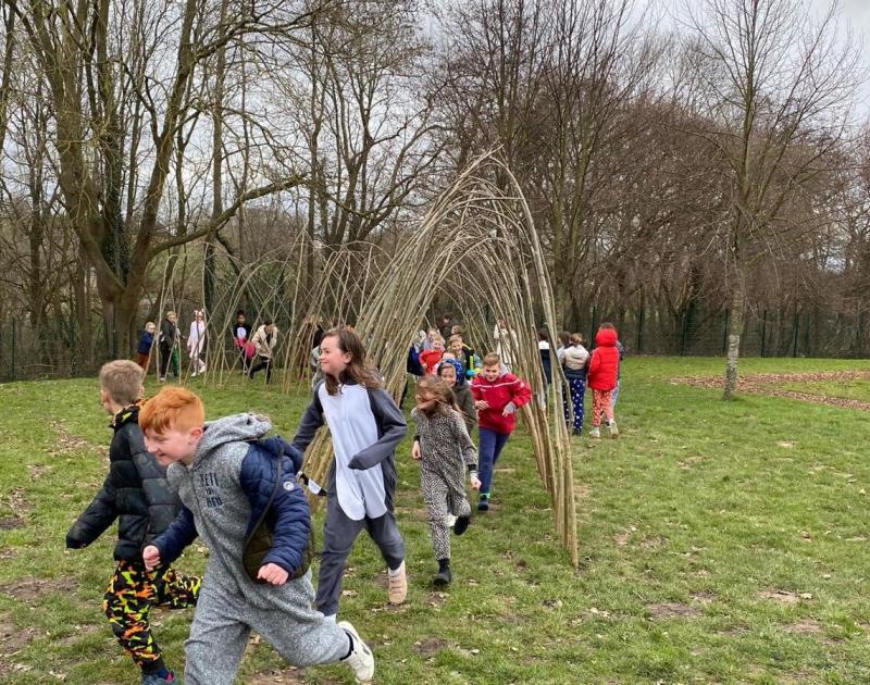 Een nieuwe wilgenhut op onze school