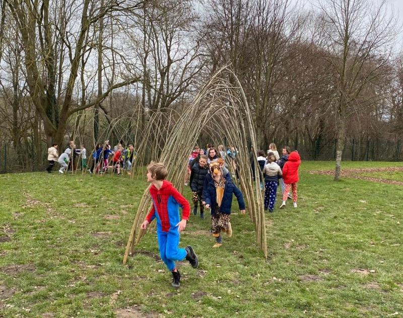 Een nieuwe wilgenhut op onze school