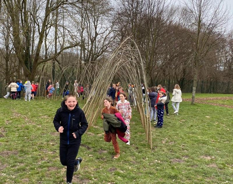 Een nieuwe wilgenhut op onze school