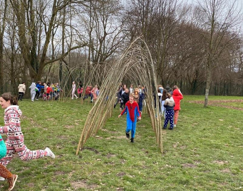Een nieuwe wilgenhut op onze school