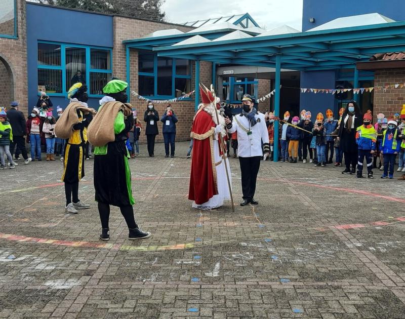 De Sint is geland in De Klimop