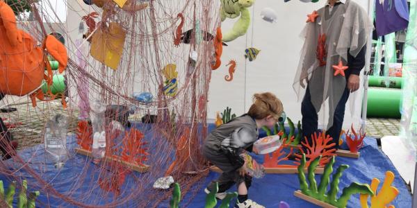 Kindje zoekt de weg in doolhof