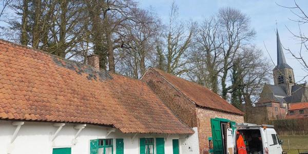 mensen aan het werk aan Huisje Mostinckx