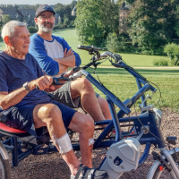 vrijwilliger met senior op duofiets