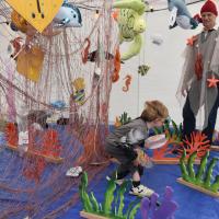 Kindje zoekt de weg in doolhof