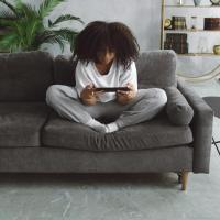 tienermeisje in de zetel met tablet