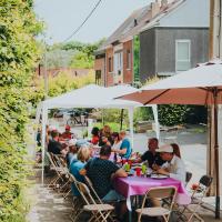sfeerfoto van mensen aan lange tafel op straat