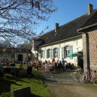 mensen drinken een glas op de binnenkoer van de Pedemolen
