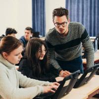 Leerkracht met studenten