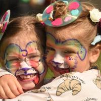 kindjes met grime knuffelen elkaar